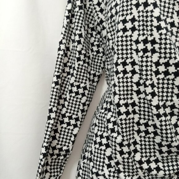 Talbots Geometric Stretch Top Black & White Size 2X Long Sleeve Mock Wrap - Picture 3 of 6